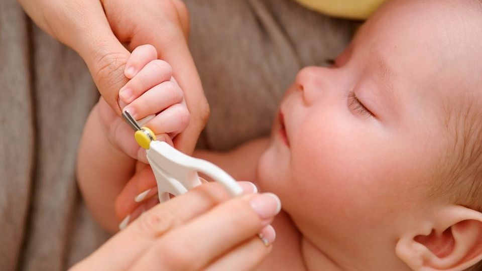 Уход за ногтями новорожденного ребенка: советы и рекомендации