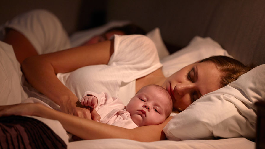 С мамой или отдельно: где должен спать грудной ребенок?